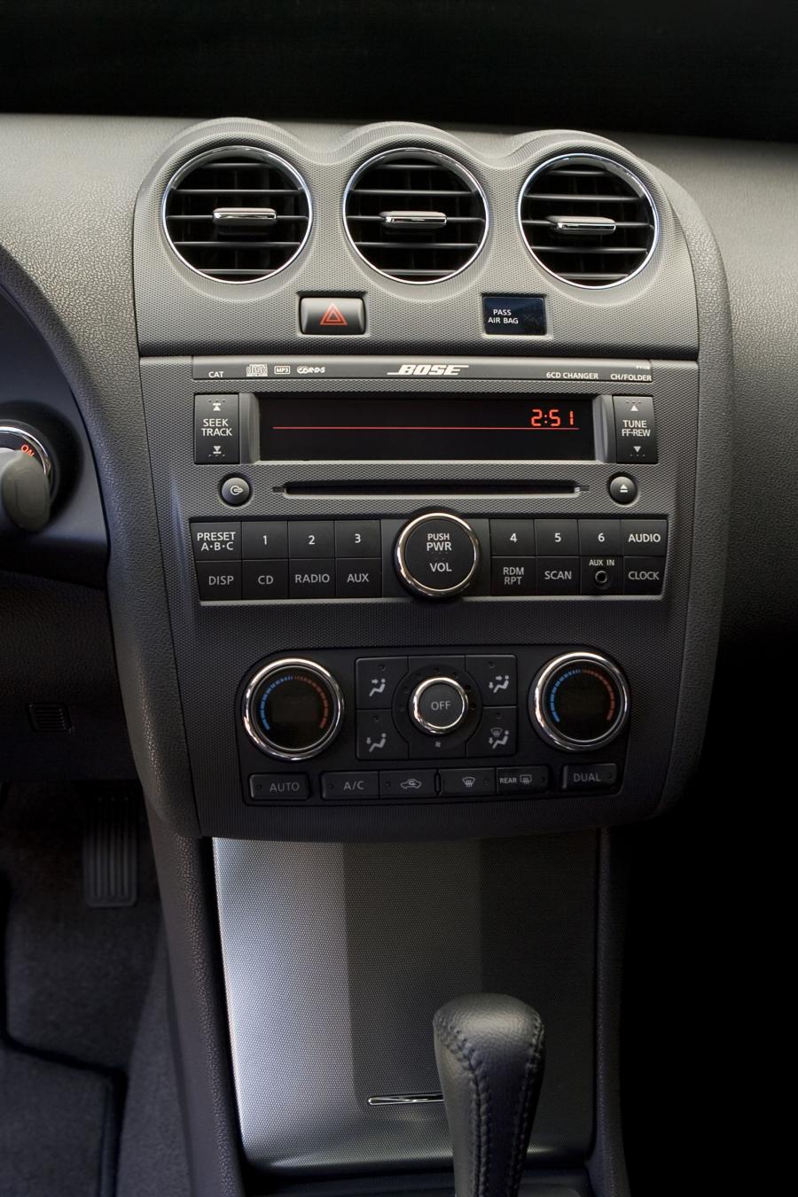 Детали интерьера Nissan Altima Coupe (U32) 2008 года  (фото 27 из 54)